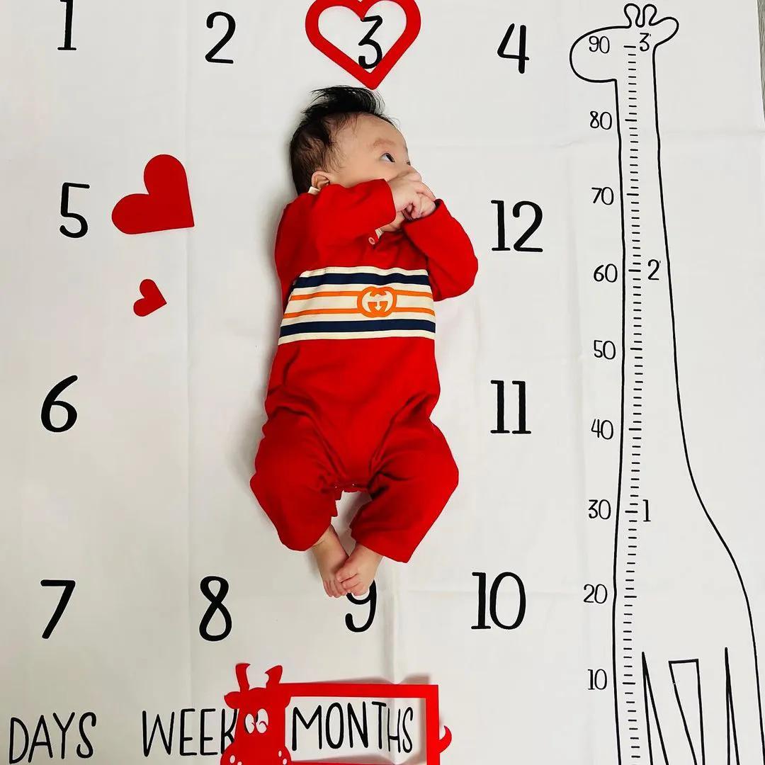 杨怡|杨怡晒照为二胎儿子庆祝百日，小宝贝软萌出镜，和爸爸对视超有爱