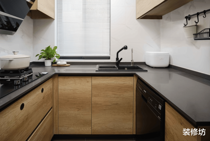 老房子大变身,60平也拥有翻倍收纳区,还有家庭小影院