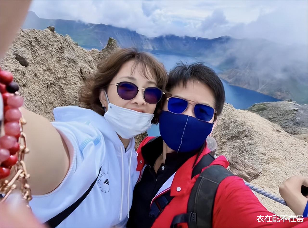 姜智英|牛莉和富豪老公罕见同框，穿百元卫衣配短发显年轻，皮肤白得发光