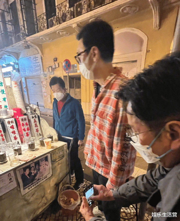 谭咏麟|谭咏麟深夜街头喝凉茶,铁皮暖壶落灰卫生堪忧,是阔别25的重逢