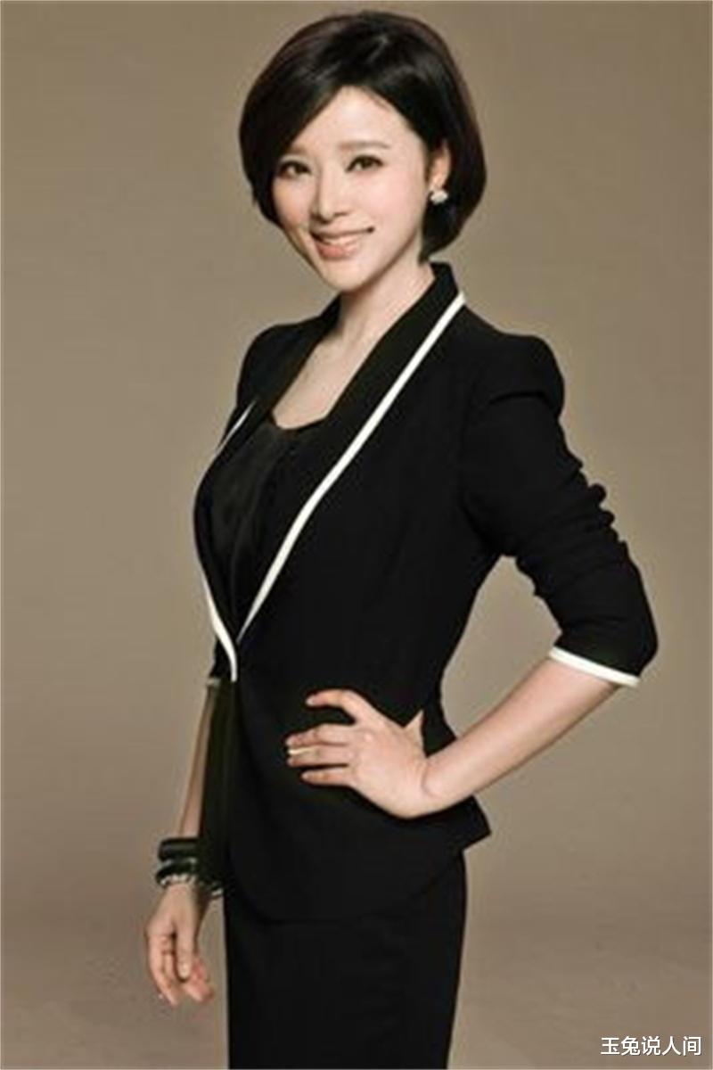 胡蝶|“央视美女主持”胡蝶:嫁大12岁的导演,孕期分居,7年后怎样了