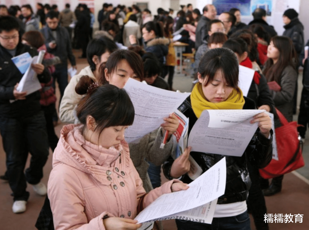 应届生|考公生上岸变容易了？从这几方面便能看出端倪，应届生身份成焦点