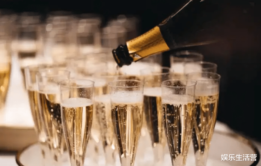 王诗龄|李湘带王诗龄高档餐厅吃鱼子酱,13岁喝香槟被指早熟,视频已删除