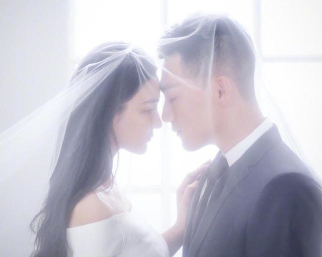 王子文|何捷把张馨予当成女儿宠！他的手机里全是她，叫她“小孩”太甜蜜