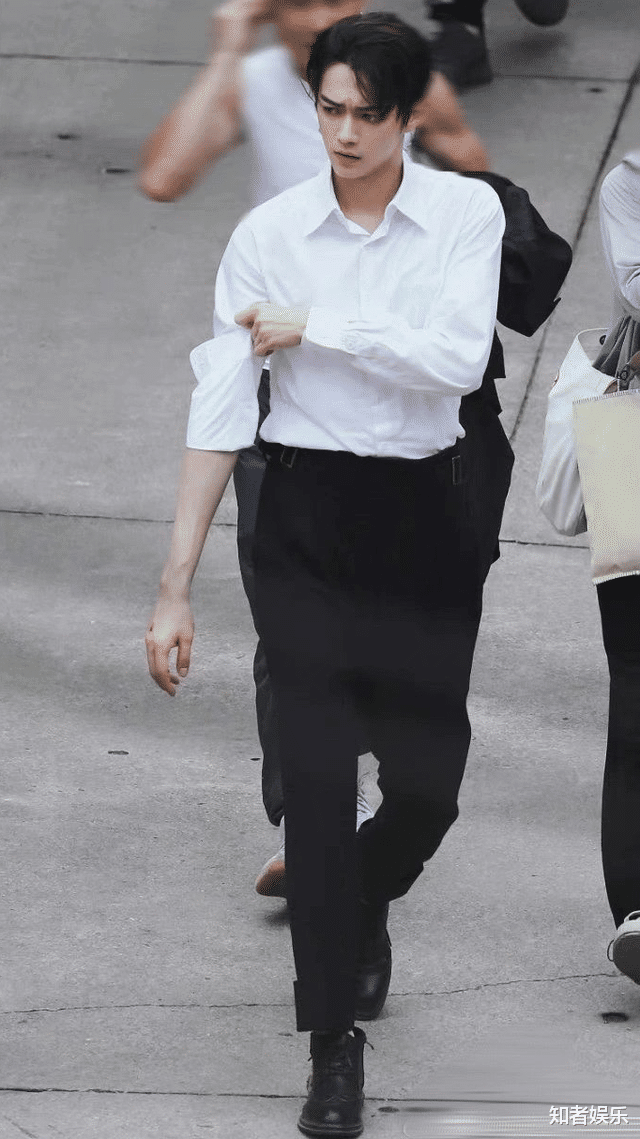 杨幂|杨幂新剧定档又撤档?网友:浪费了许凯的好人缘,但好剧不怕晚