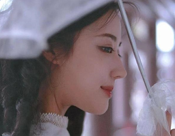 撞脸|高校女生撞脸明星走红，和刘亦菲相似度高达90%，学校宣传费省了