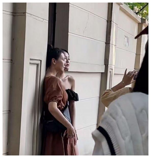 高圆圆|广州街头偶遇高圆圆，扎丸子头气质独特，与闺蜜合影对比明显