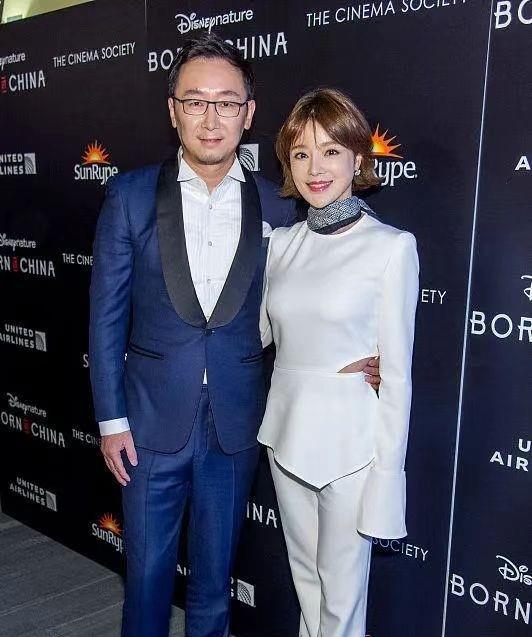 陆川|陆川妻子太漂亮了！夫妻罕见合体她打扮好精致，被老公牵手好娇羞