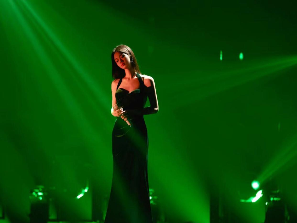 单依纯|给你勇敢:单依纯推开世界的门,初闻不识曲中意,再听已是曲中人