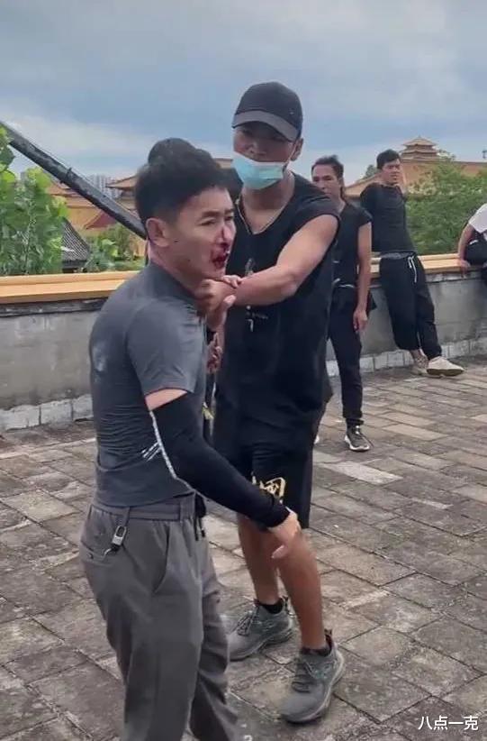 张云龙|张云龙机场劝架，及时拖住保安避免女代拍被打，引发全网一致好评