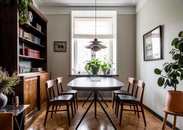 用舒适的深色调+复古风家具，实现老房逆袭，90平公寓的优雅世界