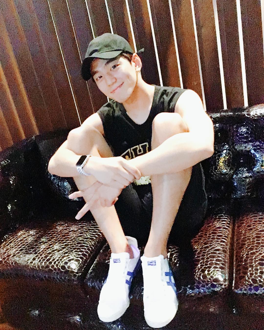 社内相亲|眼镜底下藏着惊人身材!《社内相亲》秘书金旻奎看着文质彬彬,其实曾是游泳选手!