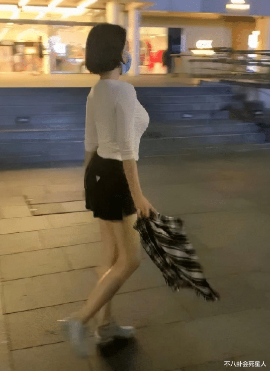 金晨|虎背熊腰or性感美背?这12位女星的背,让我看到“世界参差”