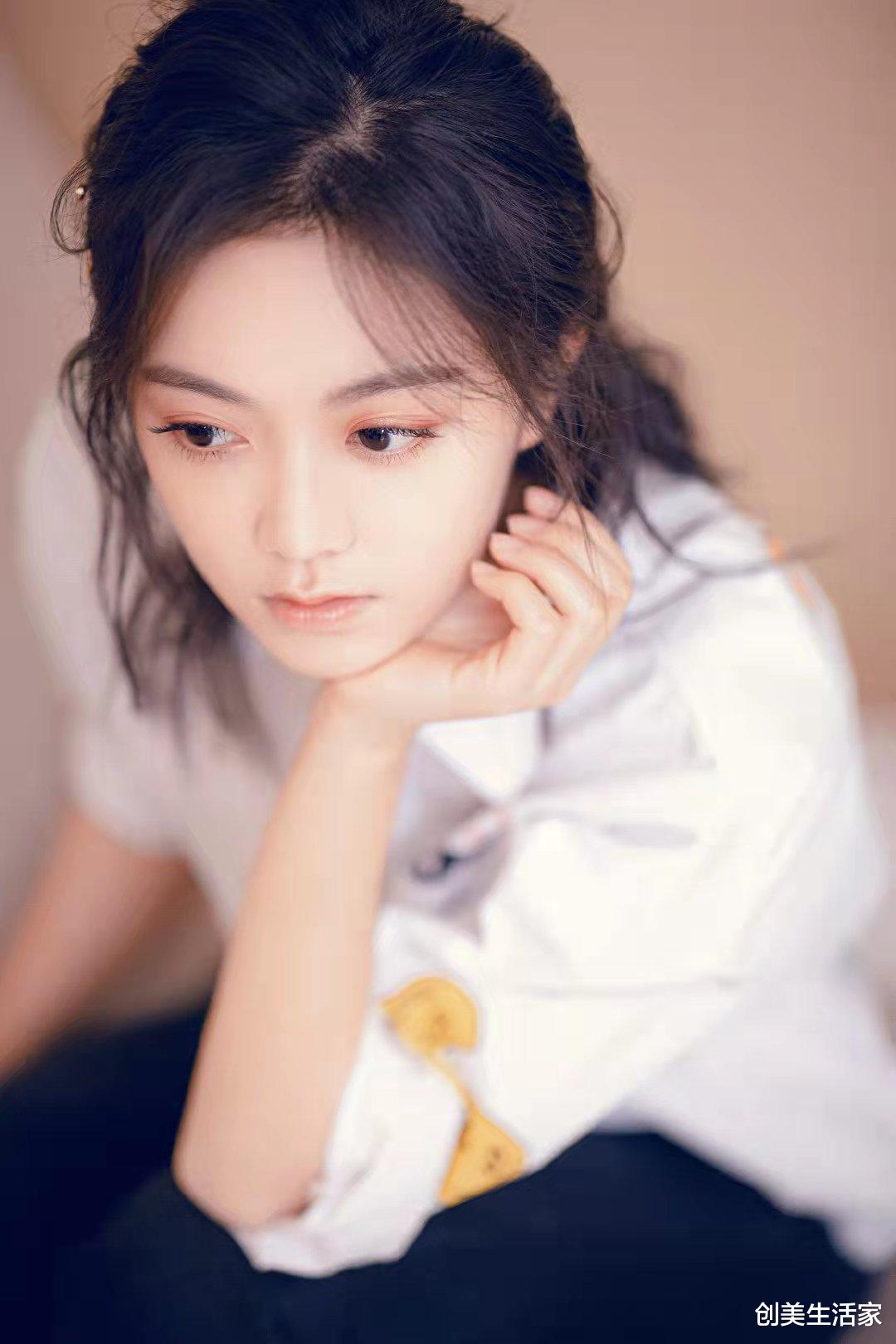 赵今麦|《开端》赵今麦白衬衫配牛仔裤，满是干净清爽的校园风