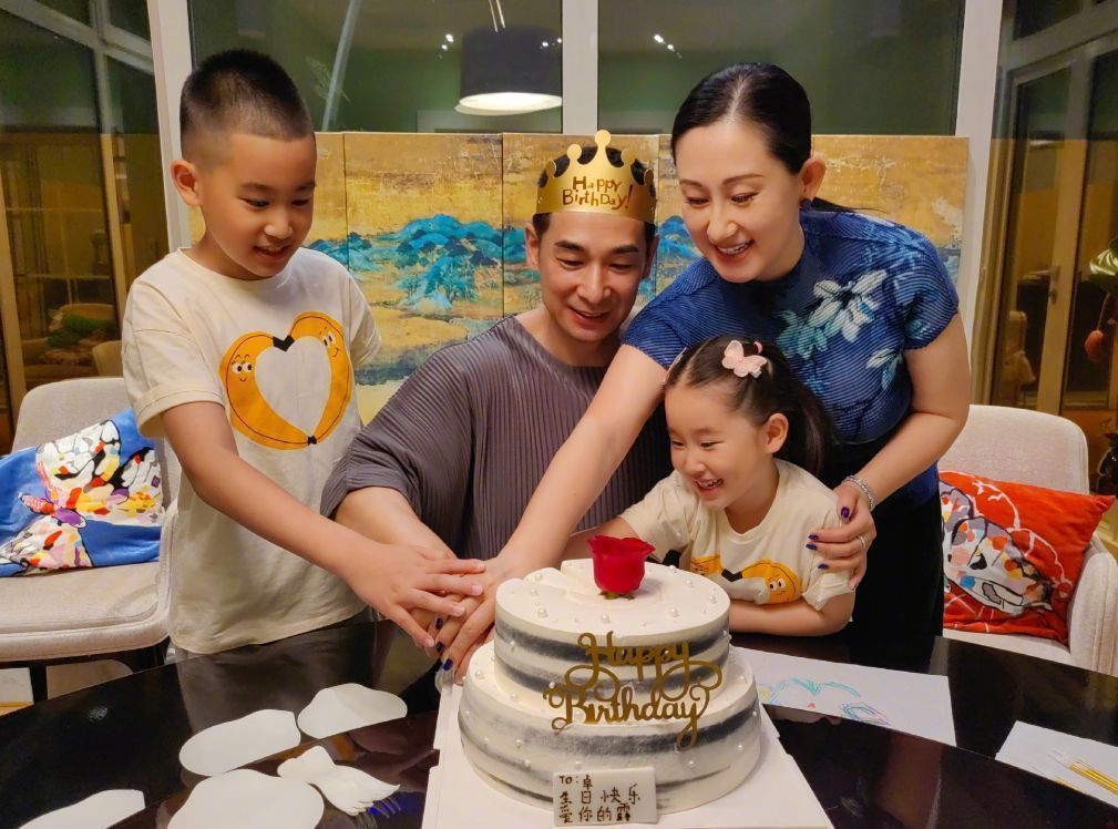 赵文卓|赵文卓晒50岁庆生照，大女儿发长文感恩父母，一家人切蛋糕好温馨