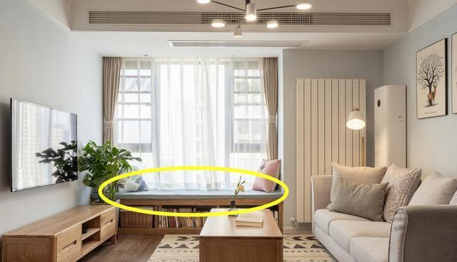 真没必要花上万块买个沙发，靠墙打柜子，中间掏个“洞”能坐能躺