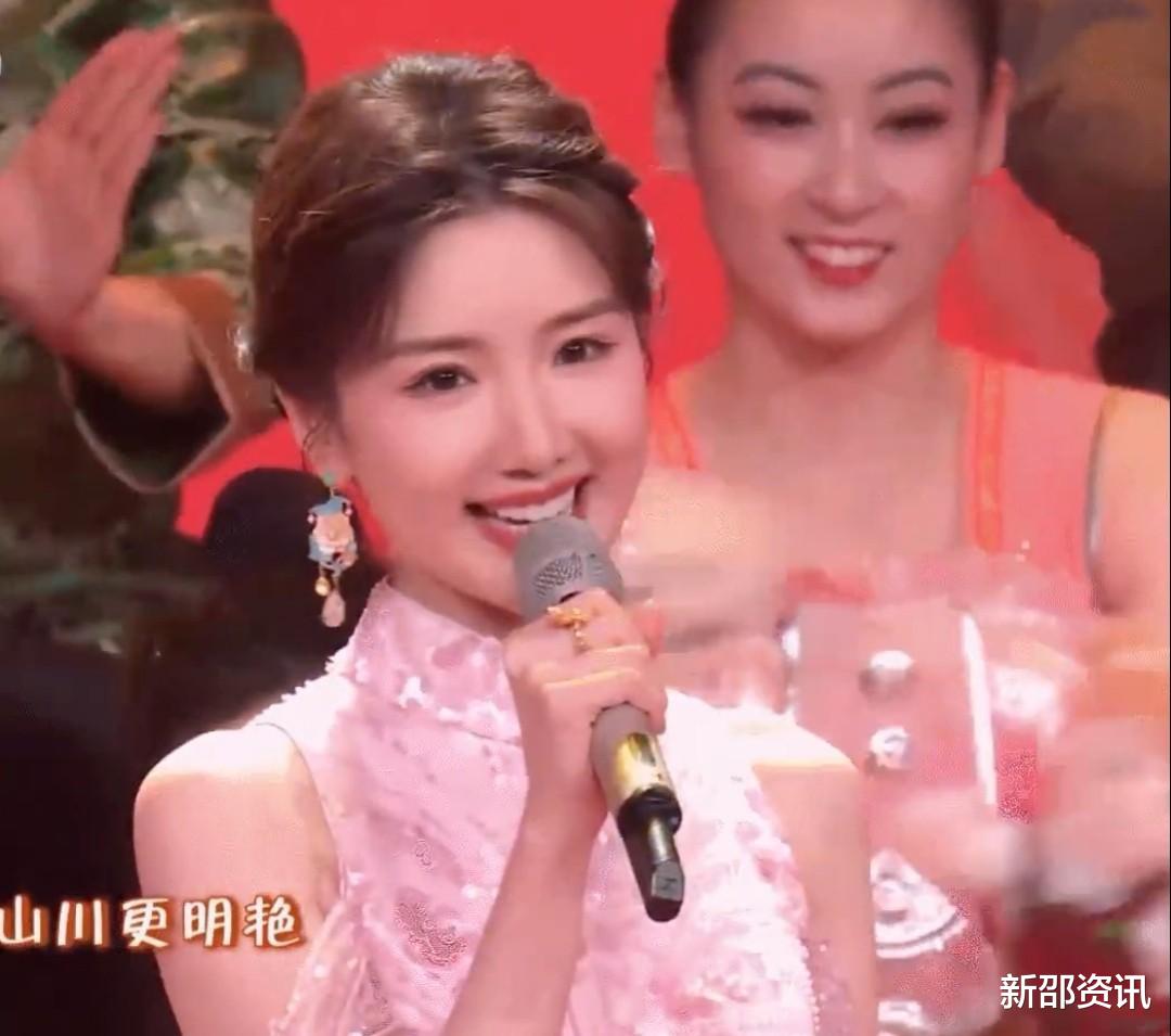 央视|央视元宵晚会明星状态,撒贝宁一脸疲态,多位女星一脸高科技