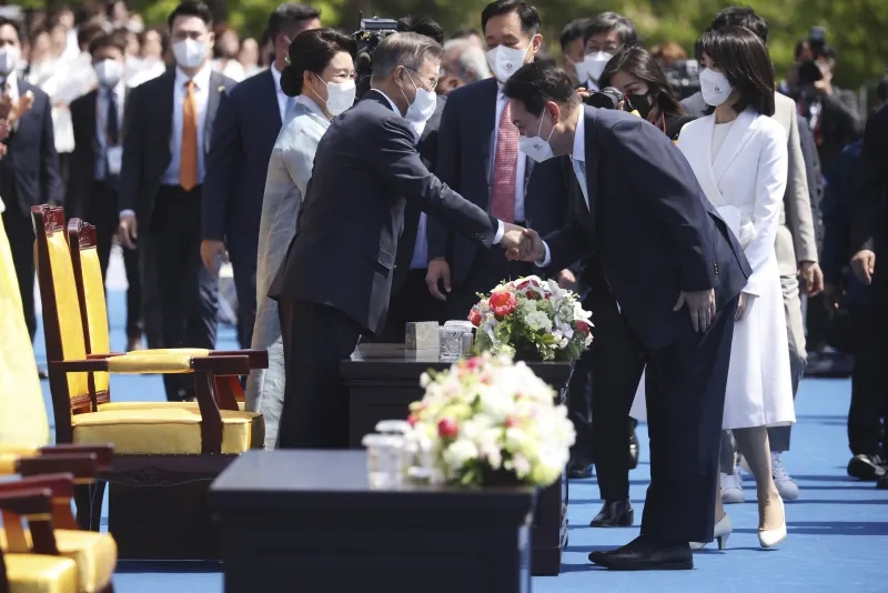 金建希|49岁韩国新第一夫人不生孩子也幸福！新自拍打扮少女，抱狗好有爱