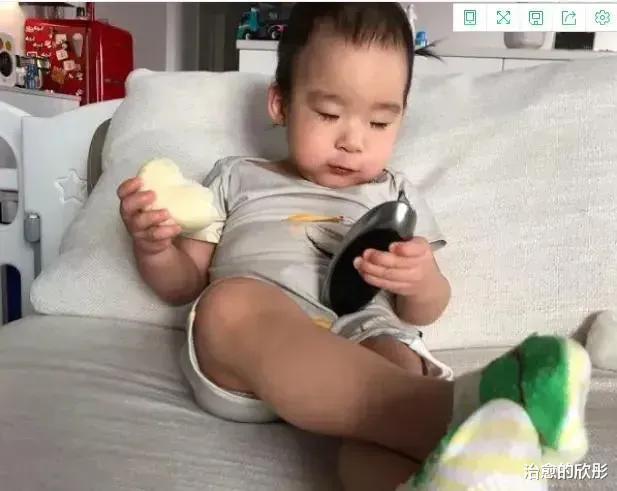 吴京|吴京的儿子正面，翘着二郎腿跟吴京一样，非常的霸气