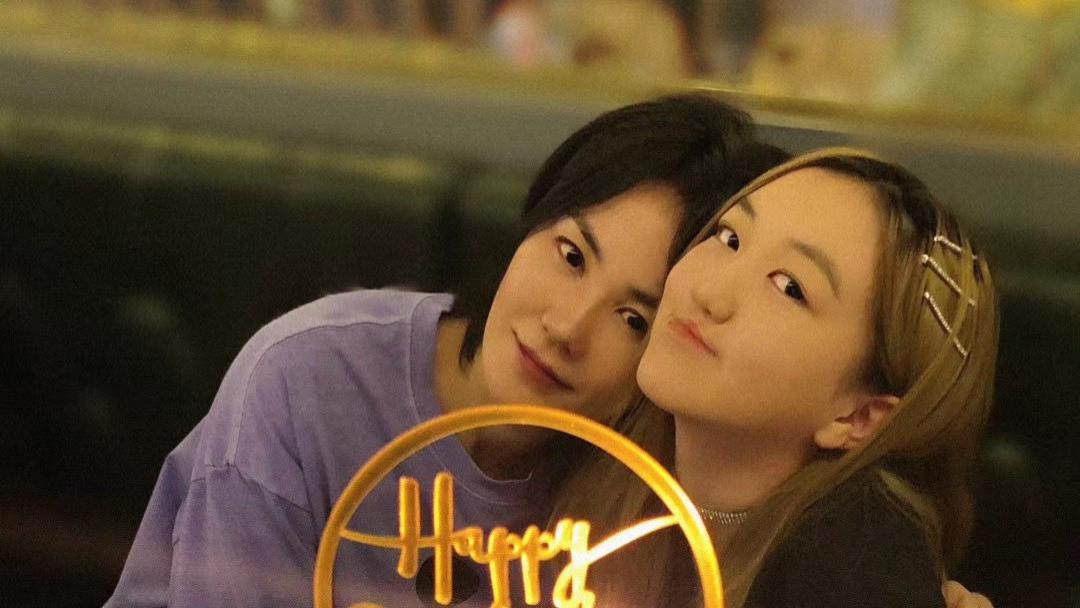 李嫣|李亚鹏女儿李嫣晒半张脸自拍，嘴巴未出镜依然不自信，气质清冷像王菲