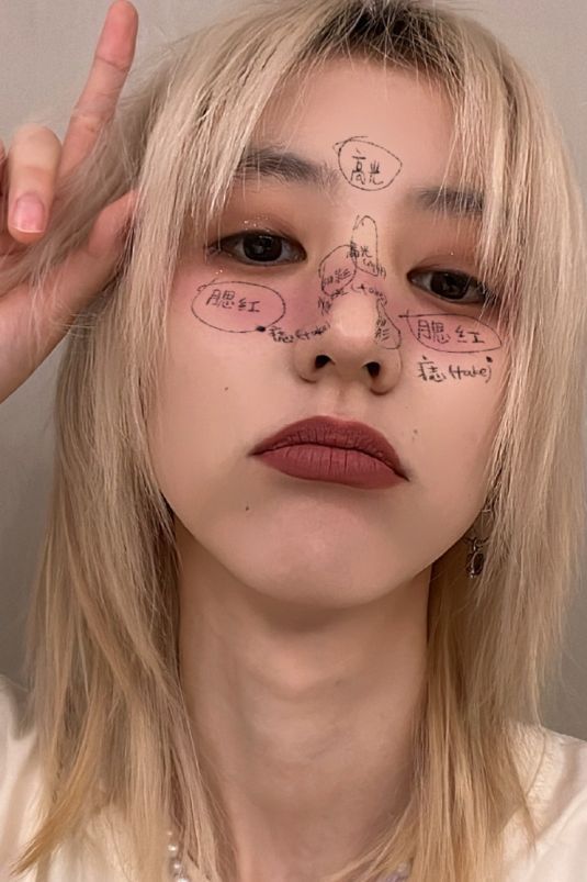 华晨宇|华晨宇再晒金发照，造型凌乱痘印抢镜，王悦伊发同款自拍卖萌