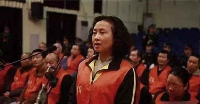 “女老鸨”靠美色盘踞重庆15年,控制2000多名失足女,2011年判刑