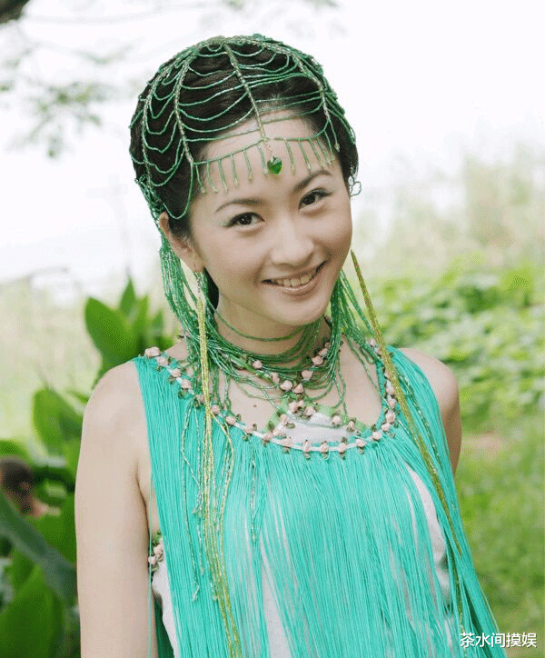 景甜|同样头顶“网兜”,贾静雯经典、邓萃雯毁形象,刘诗诗景甜太累赘