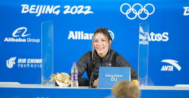 谷爱凌|谷爱凌搭乘私人飞机抵达纽约，外婆气色不错，五日后将受全美膜拜