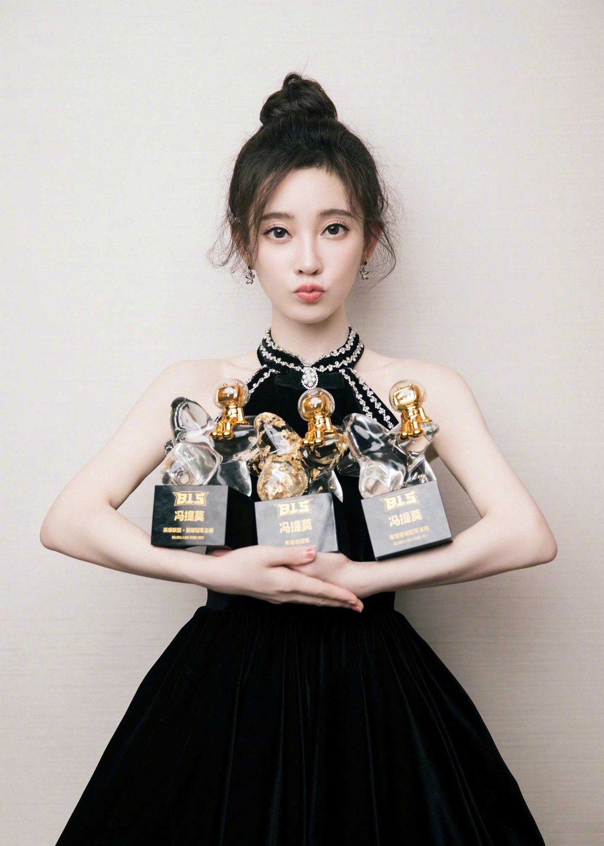 冯提莫|冯提莫人间富贵花造型太美了!黑色中国风旗袍韵味十足