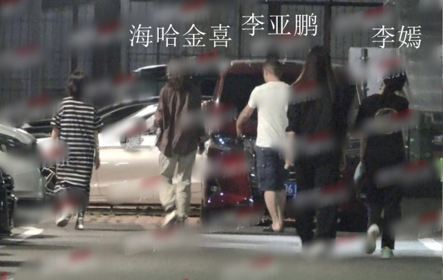 皮裙|李嫣升级当姐后首露面,与闺蜜合影大秀小蛮腰,星味十足像极王菲