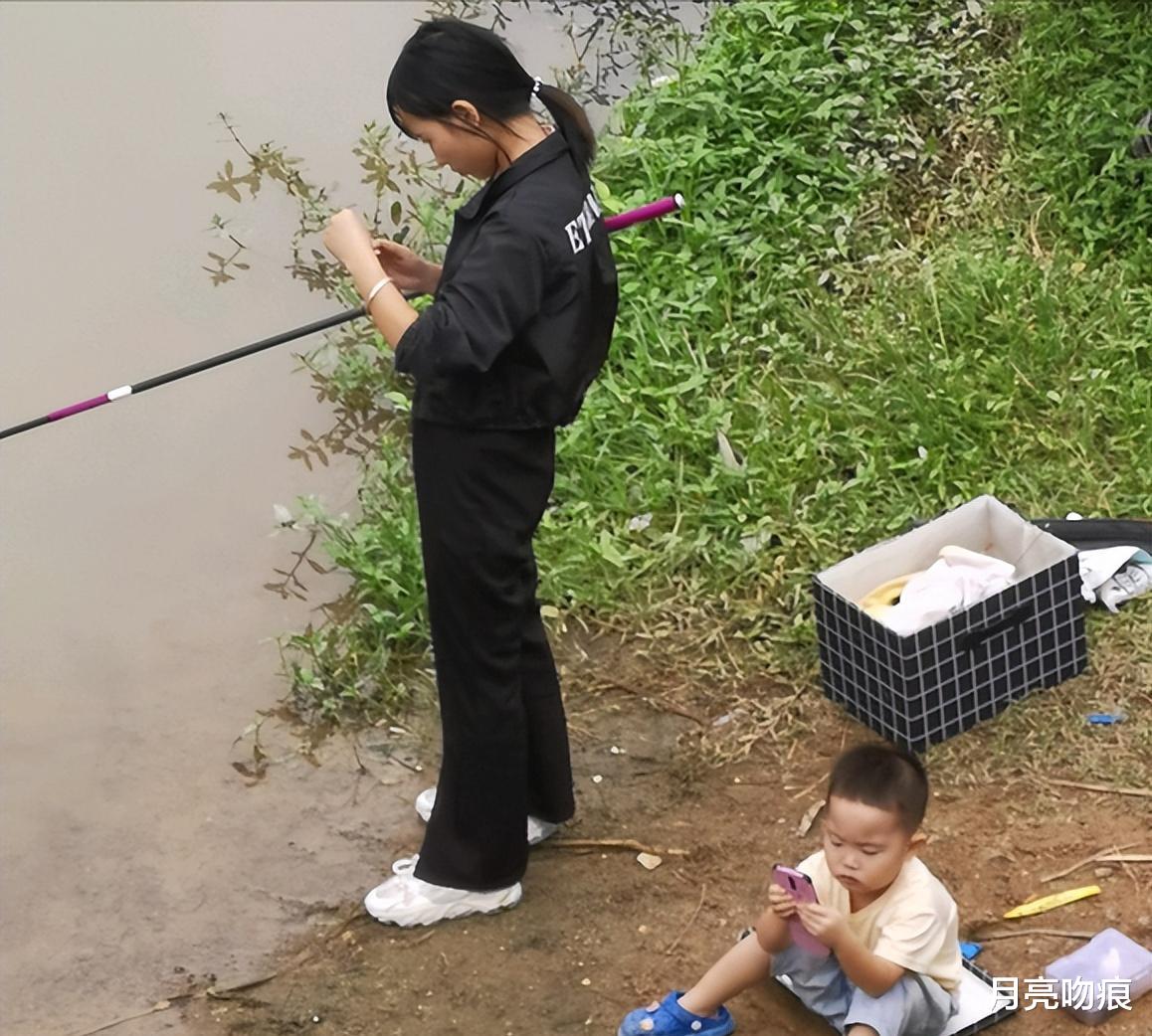|女子带着小男孩在河边钓鱼,俩人互不打扰各玩各的,网友不淡定了