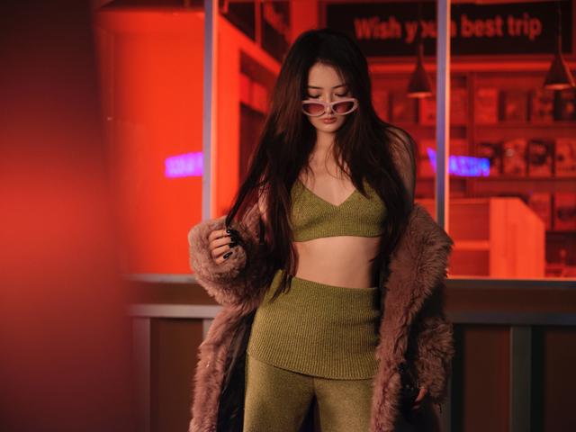 徐璐|27岁徐璐午夜街头封面曝光,变身撩人女孩,马甲线清晰可见