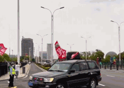 辽宁男篮|辽篮球迷太疯狂！球馆外助威，挥舞大旗+高举标语，力争横扫夺冠