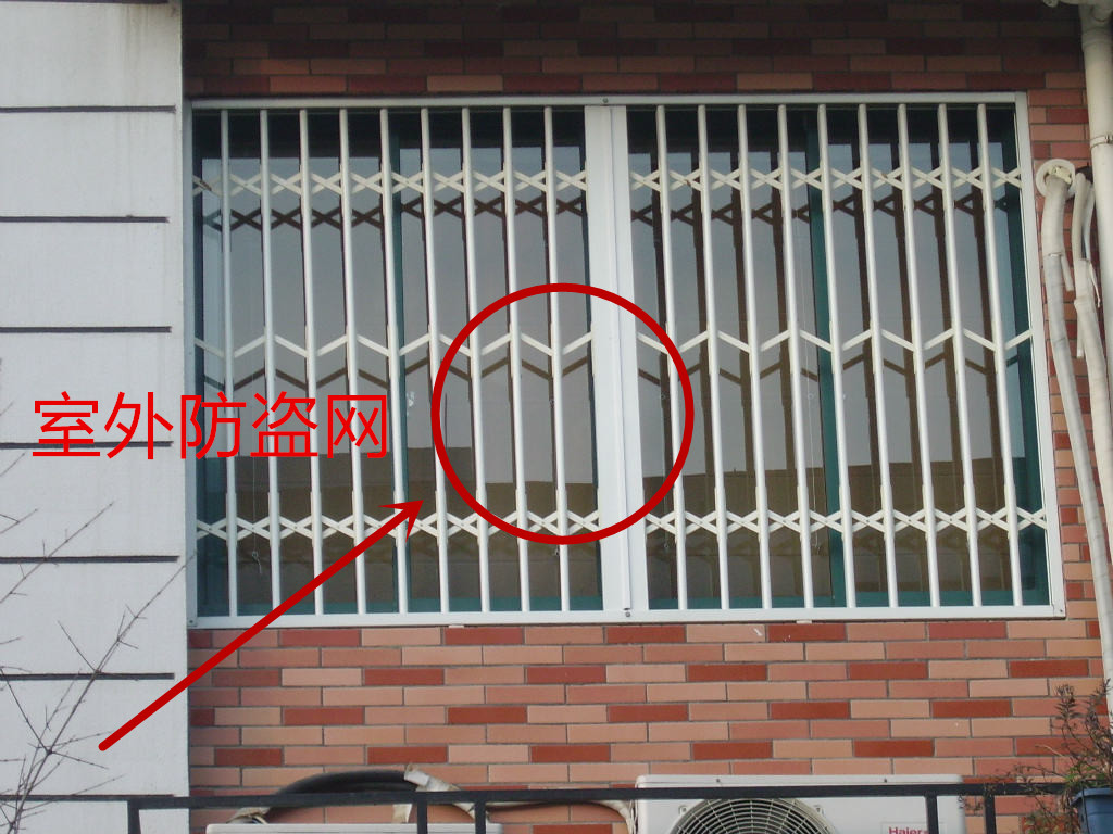 邻居家把防盗窗装在窗户内侧,防盗性能更好,物业无话可说!