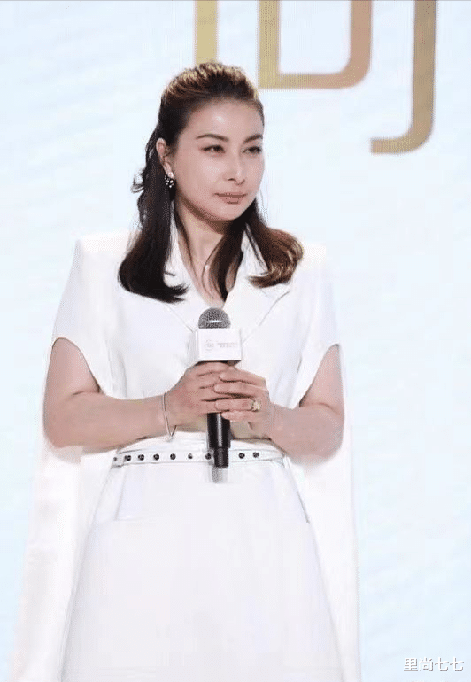 穿衣搭配 郭晶晶变化真大，半马尾发型风格温柔大方，西装款式也紧跟潮流