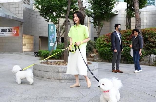 眼霜 韩国第1夫人素颜曝光，没有生育保养得当，49岁依旧像高中生