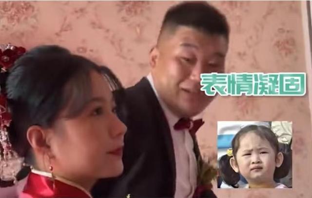 新郎接亲发现摄影师是曾经的相亲对象,他表情尴尬,新娘眼露杀气