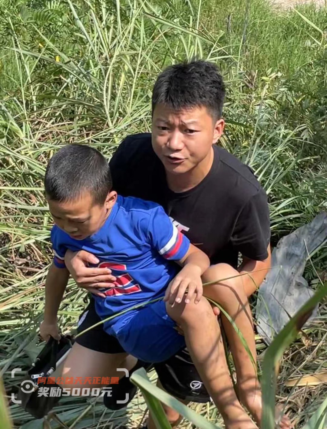 “蓝+白”夫妻档!小车冲入水塘,休假消防员联手妻子救出六人