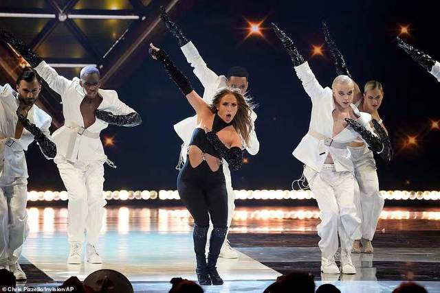 加纳|52岁电臀天后与男友牵手如少女般甜蜜 颓废大本却仍旧迷恋酒精