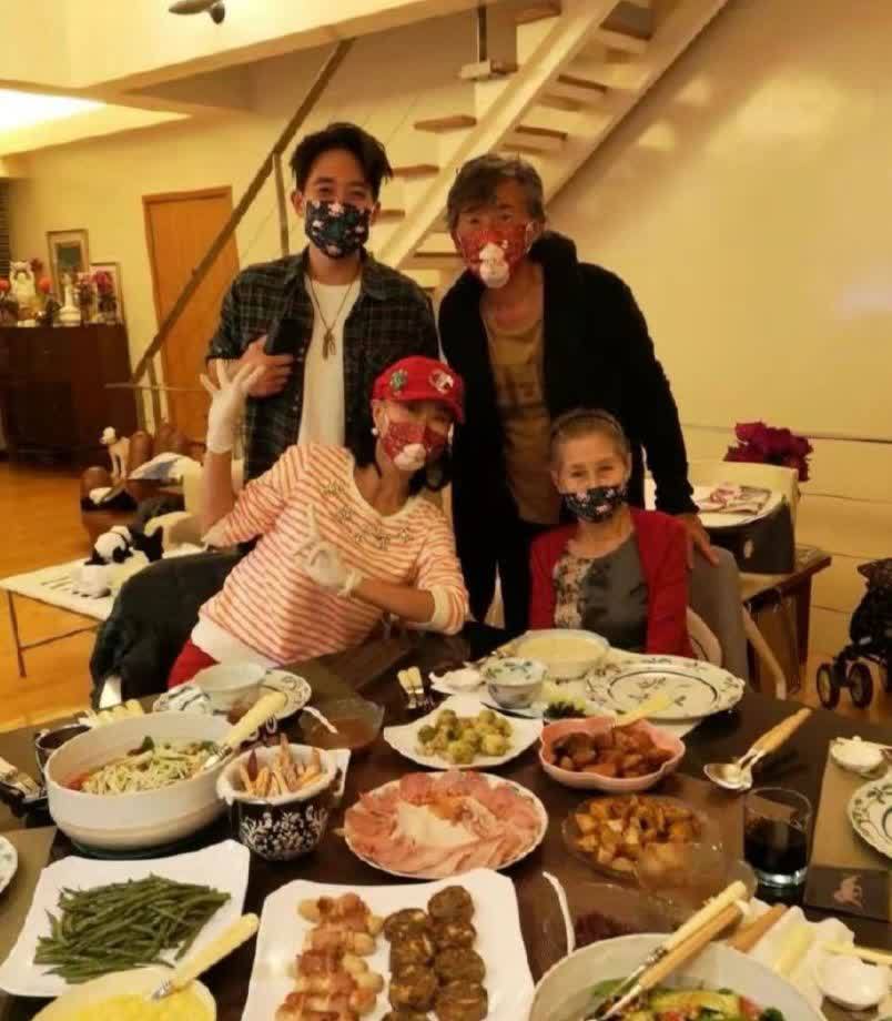 穿衣搭配 叶倩文老到快认不出，白发不染仍优雅从容，穿红色毛衣自信出镜