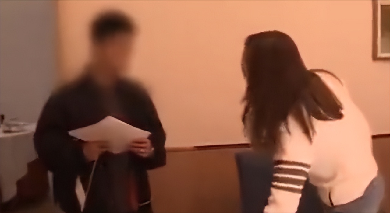 19年长沙男子为娶空姐豪掷百余万,结婚前发现床上混合毛发:我被骗了