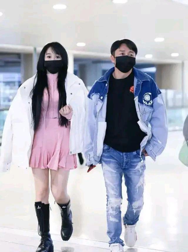 邹市明|邹市明老婆晒照被指认不出，妆容加持像洋娃娃，眼睛和指甲很抢镜