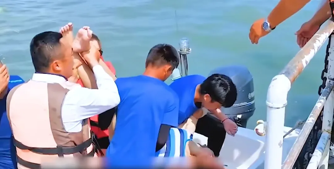 泪目了!七岁男童飘到海中等待救援,手上竟还拽着14岁溺水的姐姐。