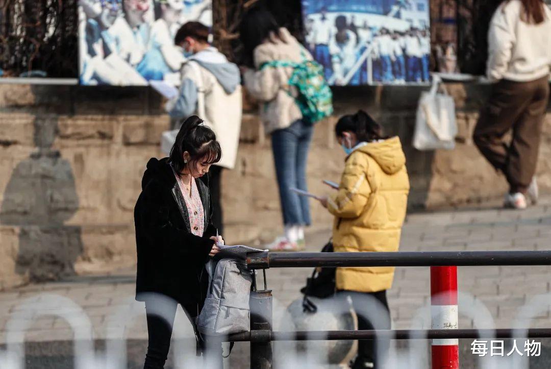 考试|1141万人考教资：焦虑的职场中年人，用“无用”证书换安全感