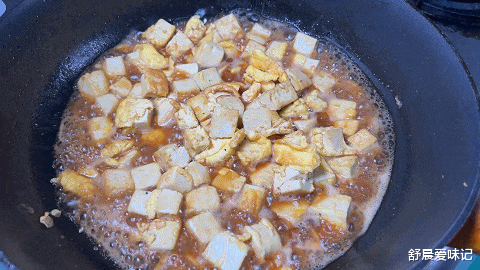 砂锅美味韭菜烧豆腐，豆腐裹上鸡蛋液味道煎制，韭菜翠绿，超好吃