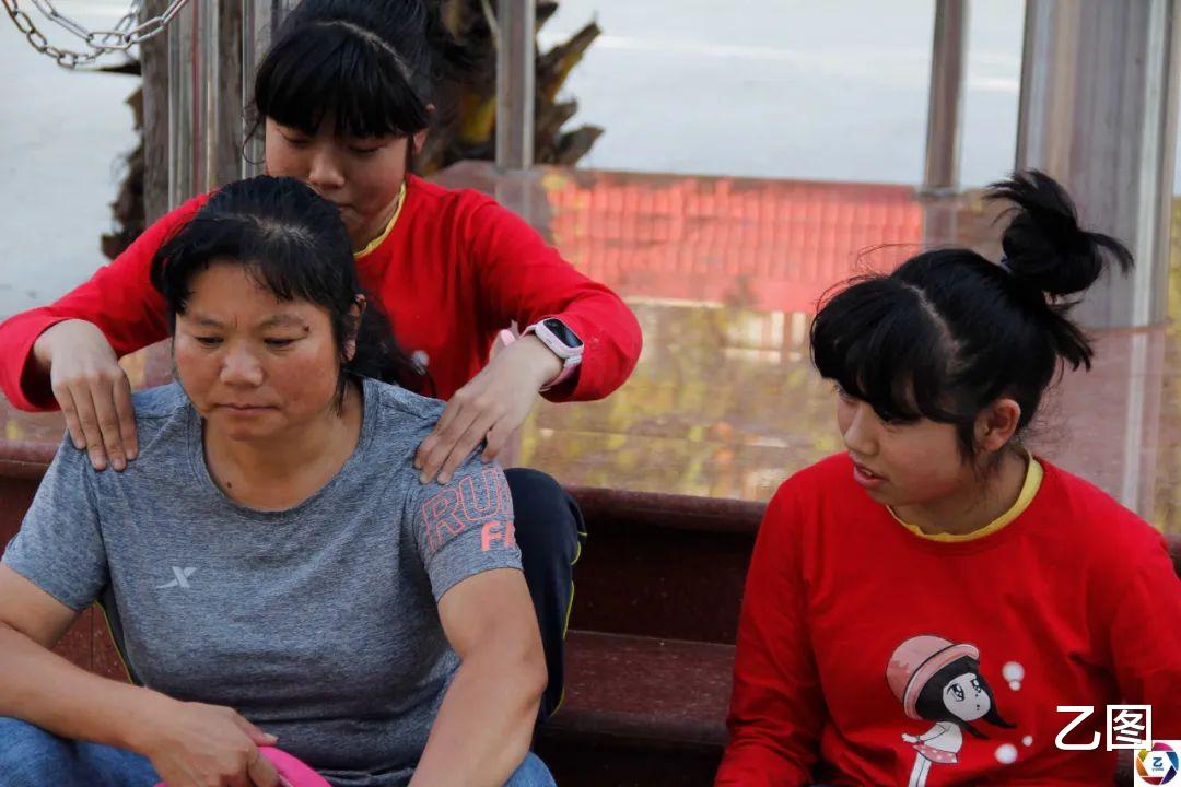 双胞胎女儿患病后母女仨被爸爸抛弃,妈妈两个救一个仍无能为力