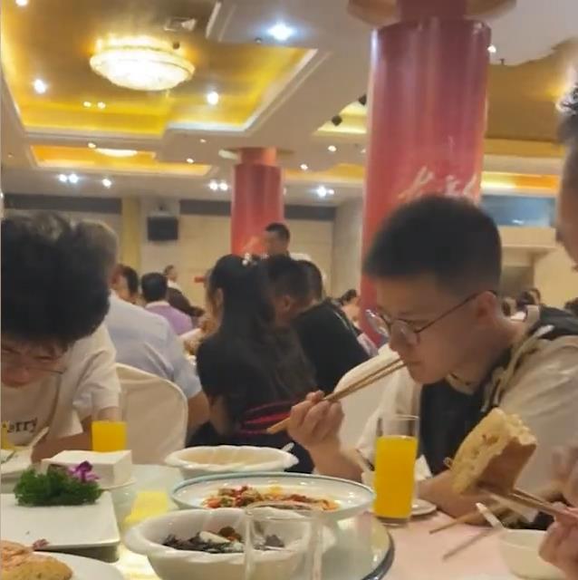 四川:弟弟升学宴安排姐姐座位,却发现都是弟弟男同学,姐姐秒懂