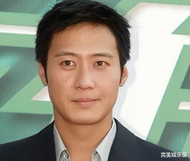 钻戒|黎明妻子带4岁女儿逛百元店，表情严肃当众训孩子，手上钻戒抢镜