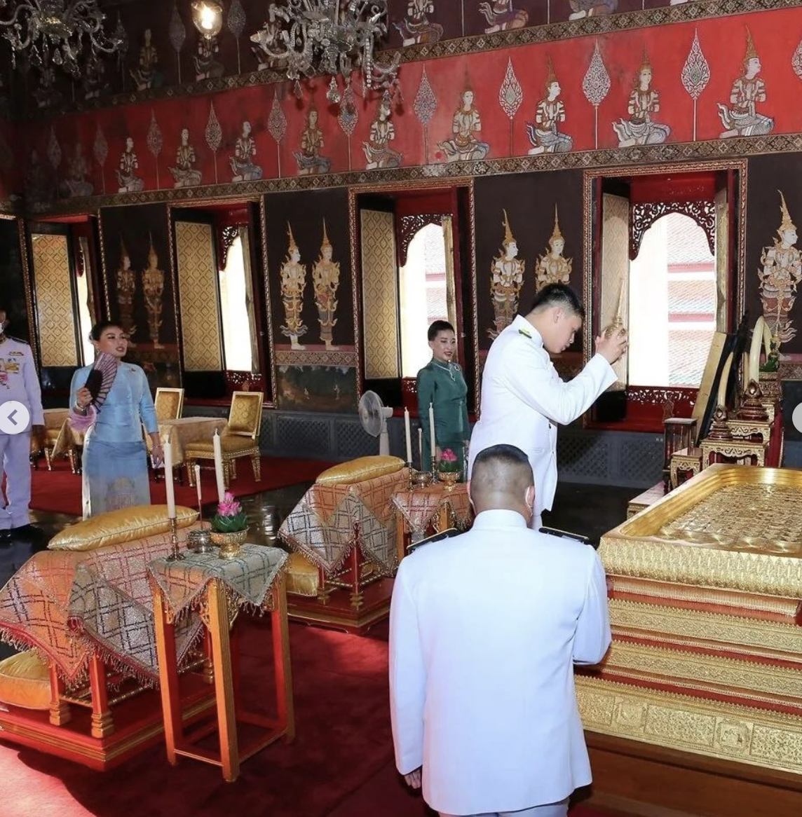 苏提达|泰王的儿子女儿齐亮相！大公主挽着提帮功太有爱，小公主只顾臭美