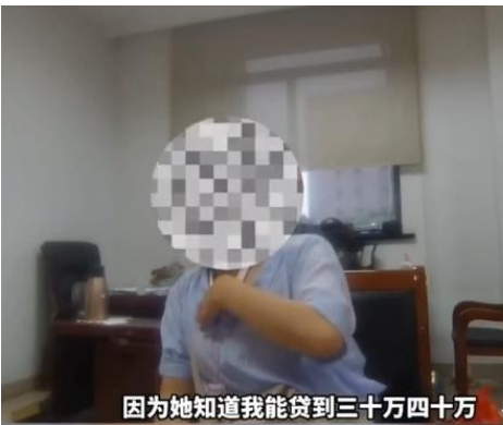 女子蹲在地上哭得跟泪人一样,另一女子指着该女子给警察诉苦说:我被她骗了13万,你们快把这个骗子抓走吧!